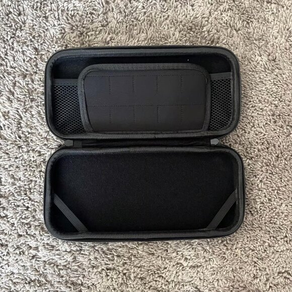 Nintendo Switch Pro Controller (with accesories mega bundle) - Picture 6 of 8